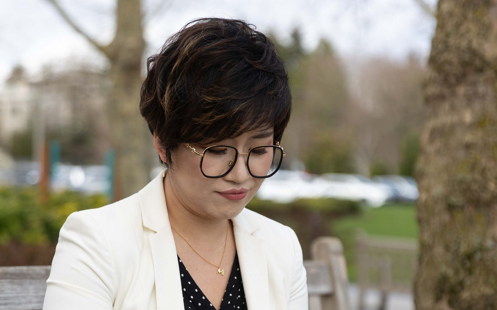 Managing Broker Maggie Sun 在 Bellevue 查看客户文件
