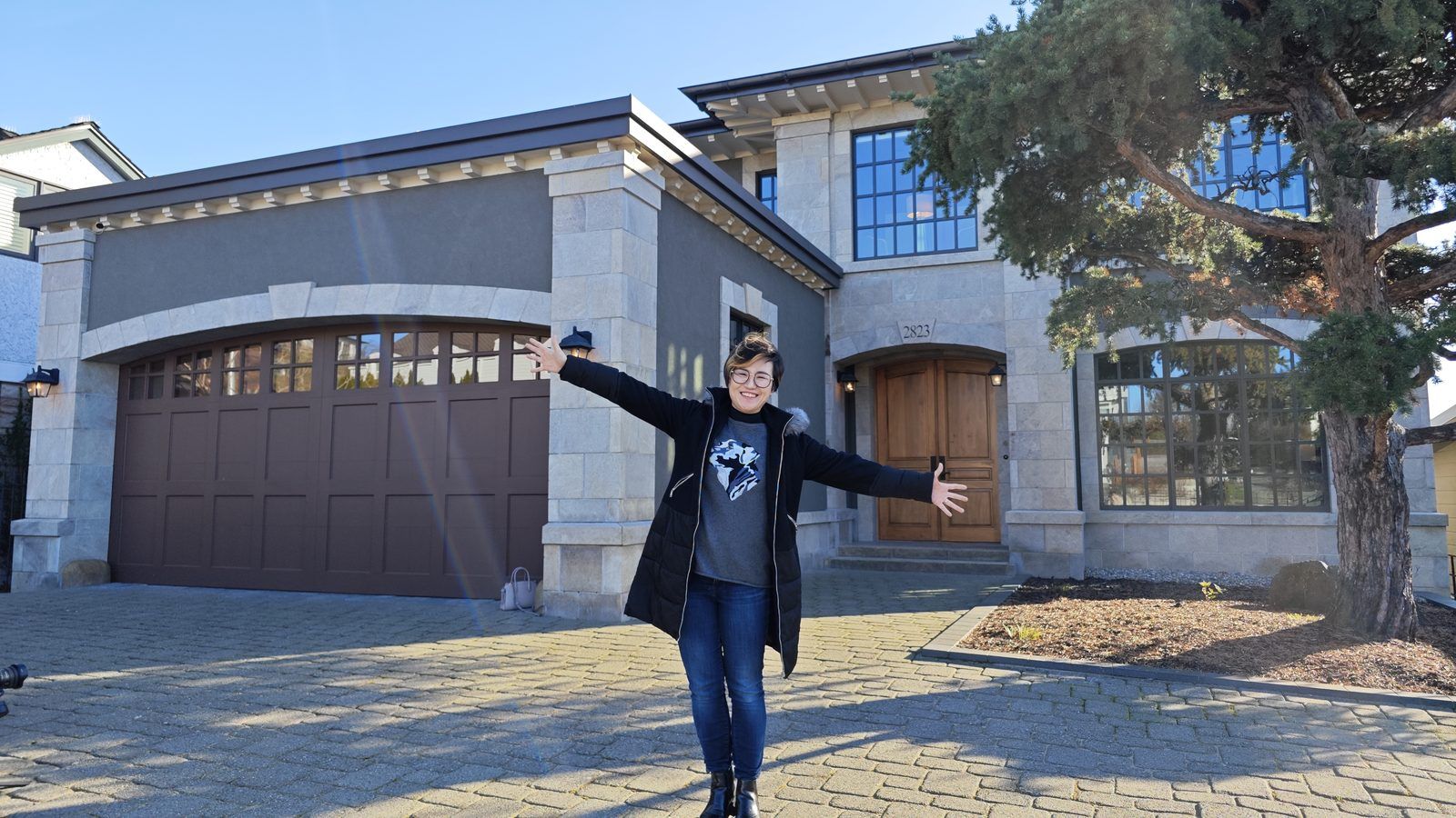 Maggie Sun 在东区待售住宅前