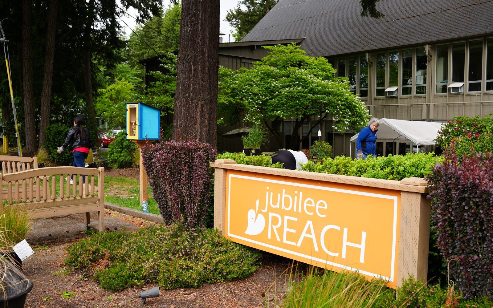 Maggie Sun Real Estate team volunteering in the Greater Seattle community · 社区公益活动