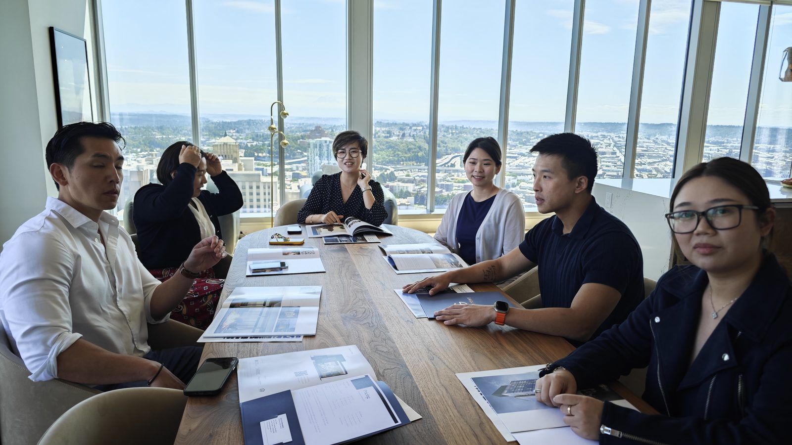 Maggie Sun Real Estate advisors meeting Issaquah clients · 与Issaquah客户会面