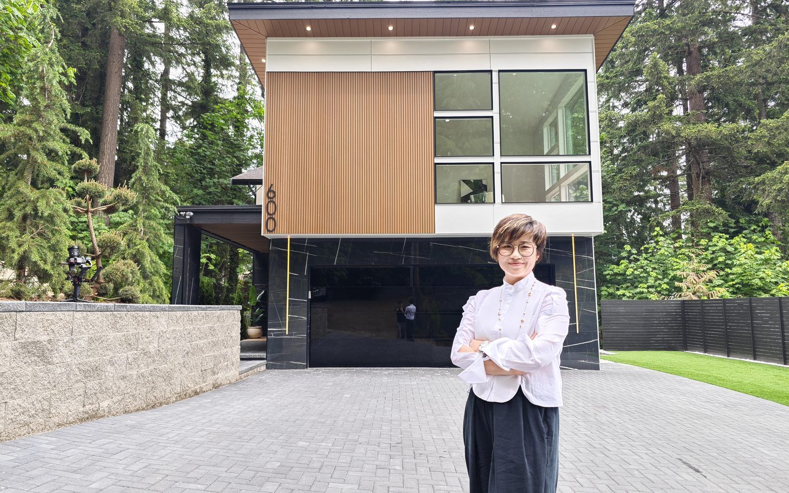 Maggie Sun Real Estate agent outside a Issaquah area home · 实地看房